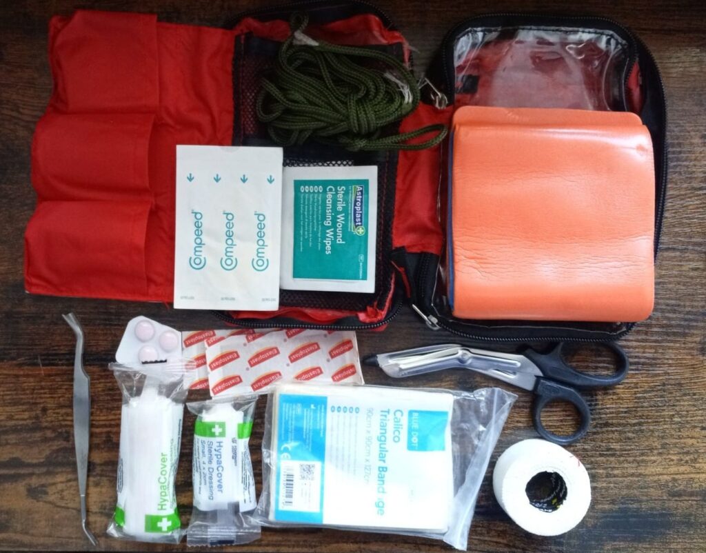 Erste-Hilfe-Set mit Inhalt darf auf keiner Packliste fürs Wandern in Schottland fehlen