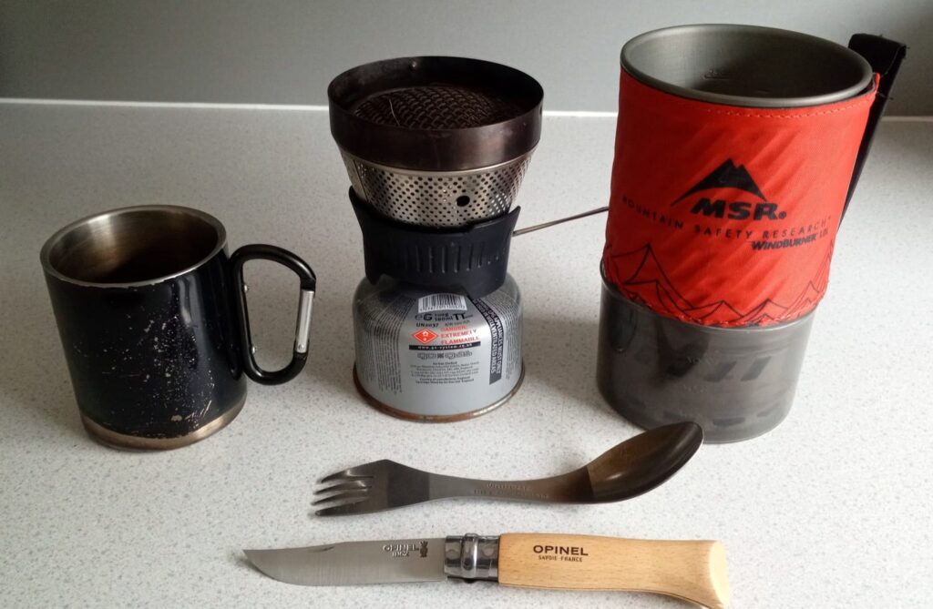 Tasse, 1-l-Gefäß, Campingkocher, Spork und Messer