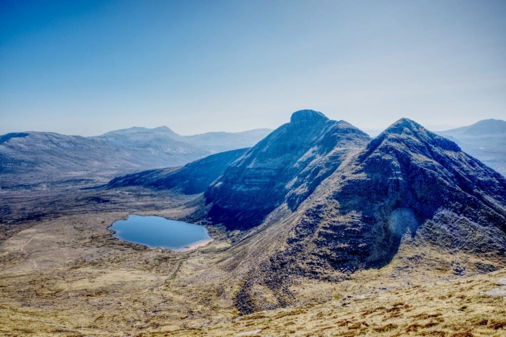 Der Kamm von Quinag mit einem See am Fuß der Berge