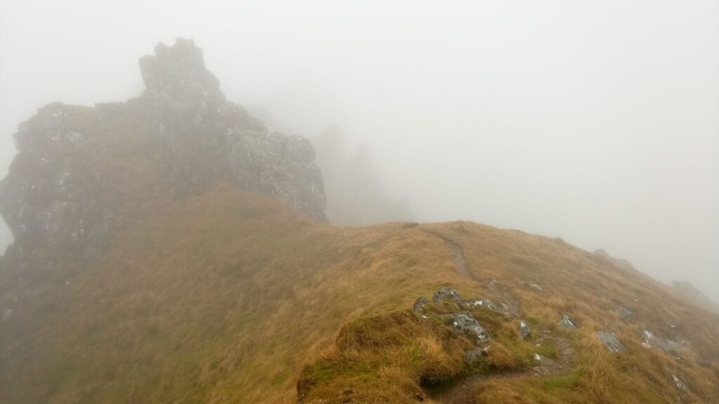 Nebel auf einem Bergkamm in Schottland