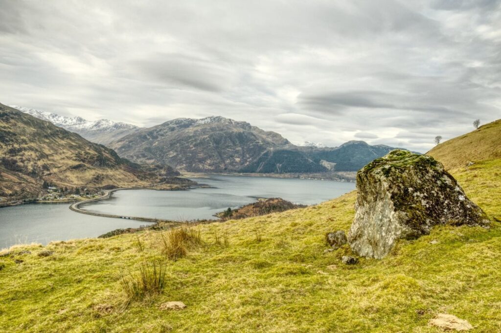 Glen Shiel im Februar mit stimmungsvollem bedecktem Himmel