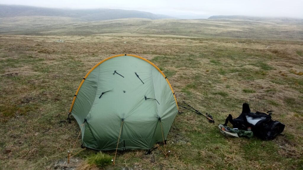 Zelt mit Rucksack in den Highlands