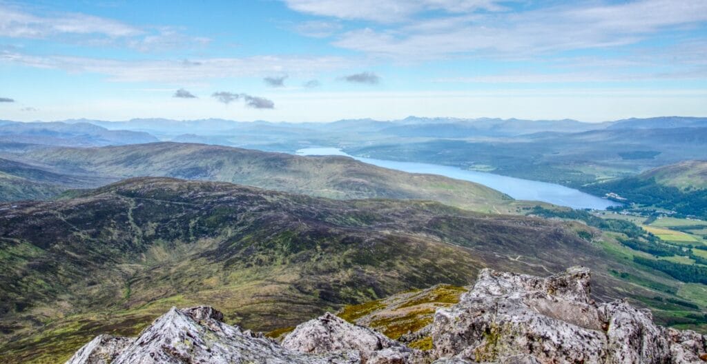 Aussicht von Schiehallion auf Loch Rannoch und die West Highlands im Hintergrund